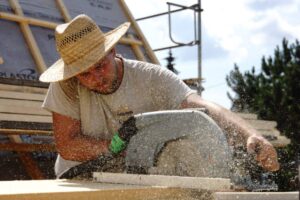 Handwerker beim Sägen